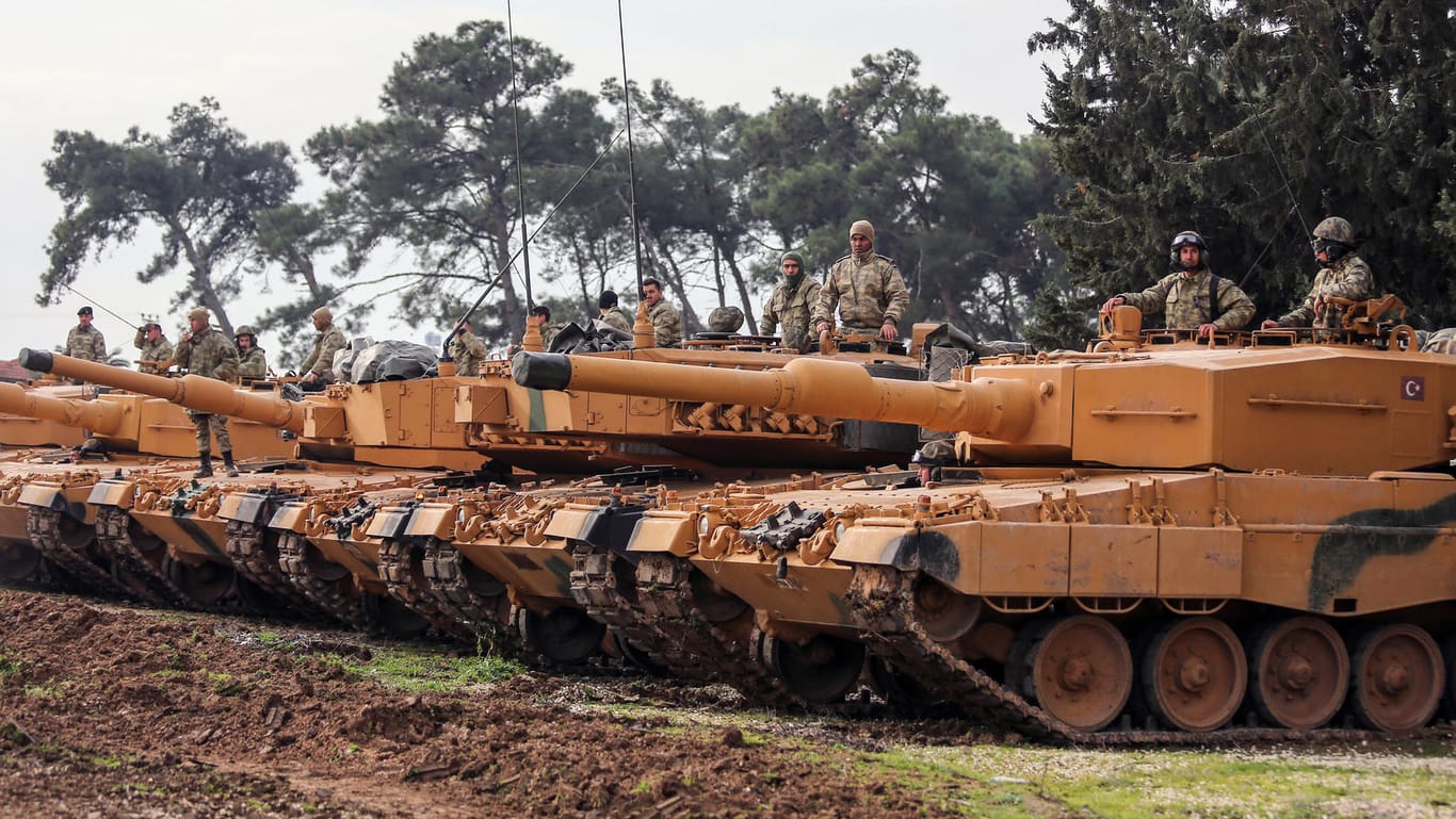 Türkische Soldaten vor ihrem Einsatz: Bilder der Offensive zeigen aus Deutschland gelieferte Leopard-2-Panzer.