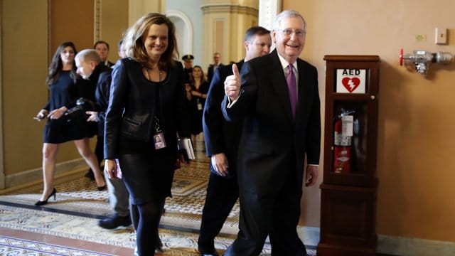 Daumen hoch: Der republikanische Mehrheitsführer Mitch McConnell reagiert erleichtert auf die Beendigung des Regierungs-"Shutdowns". Daumen hoch: Der republikanische Mehrheitsführer Mitch McConnell reagiert erleichtert auf die Beendigung des Regierungs-"Shutdowns".