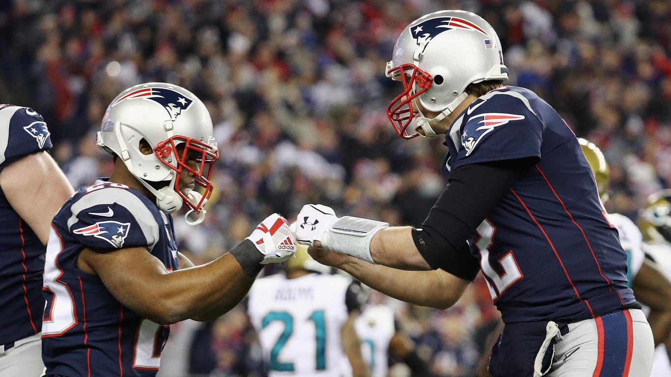 Tom Brady (r.) ist nicht zu stoppen: Der Star-Quarterback hat die New England Patriots erneut zu einem spektakulären Sieg geführt.