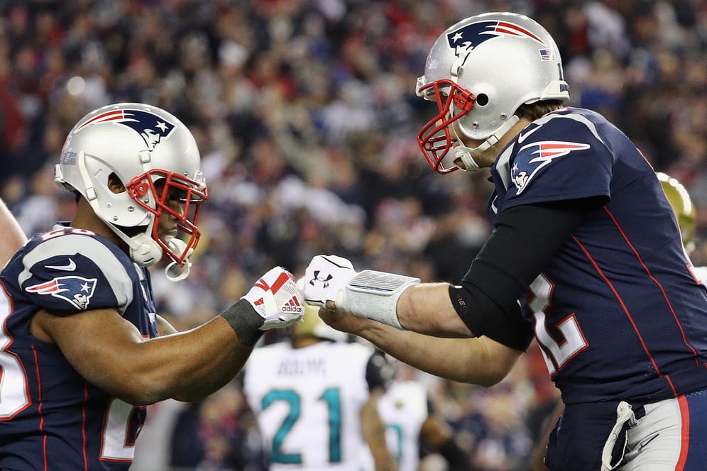 Tom Brady (r.) ist nicht zu stoppen: Der Star-Quarterback hat die New England Patriots erneut zu einem spektakulären Sieg geführt.