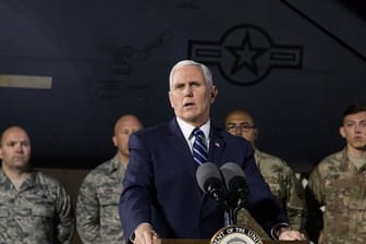 US-Vizepräsident Mike Pence spricht während seiner Nahostreise vor einem US-Luftkampfkommando in Jordanien.