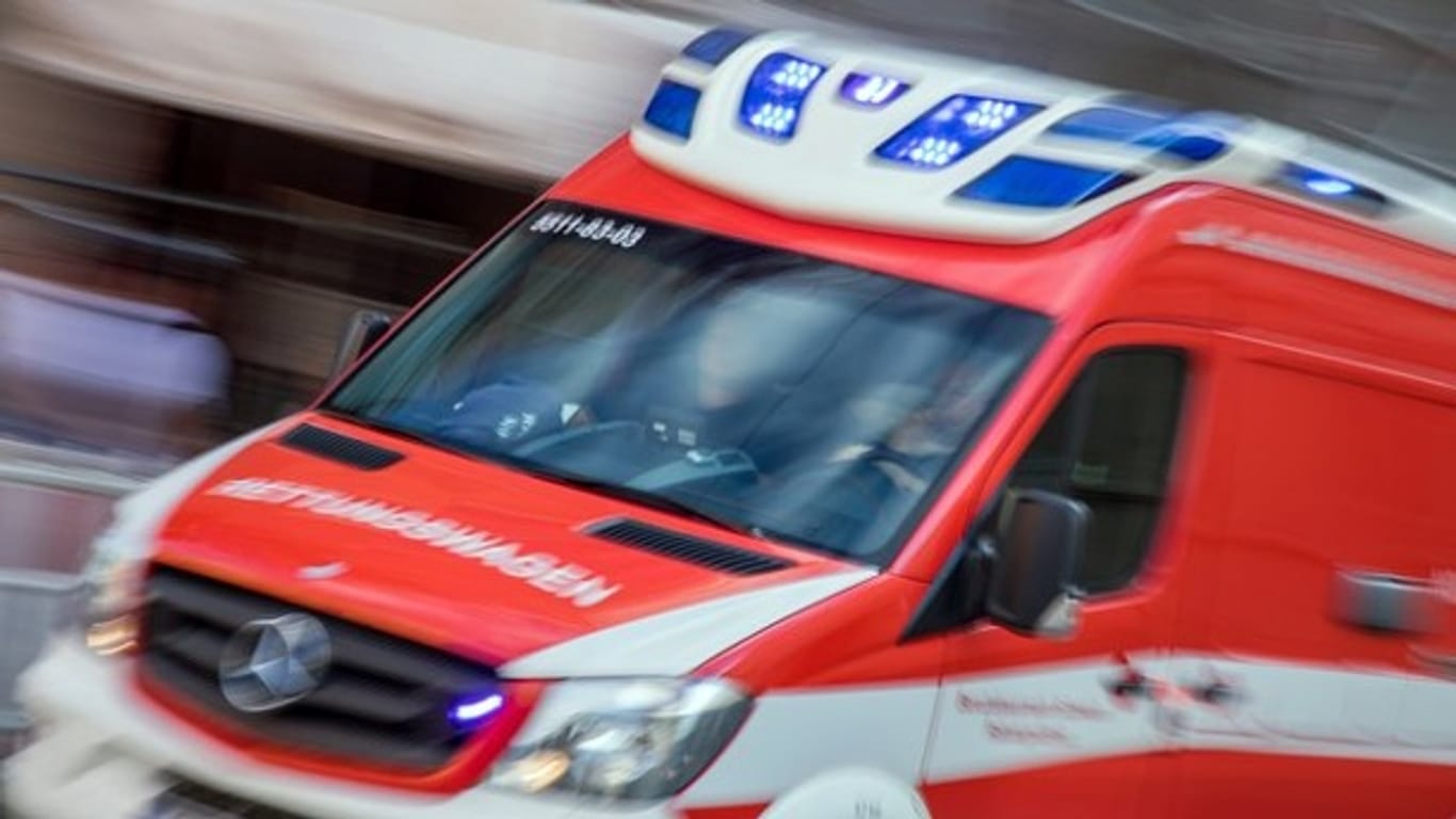 Rettungswagen im Einsatz: Bei Töging am Inn ist ein Zug in ein Auto gekracht.