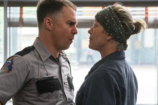 Officer Jason Dixon (Sam Rockwell, l) und Mildred Hayes (Frances McDormand), die ihre Tochter auf brutale Art verloren hat.