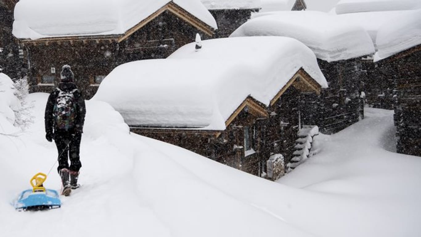 Schneebedeckten Hütten in Bellwald: Das Lawinenrisiko in den Schweizer Alpen ist derzeit erhöht.