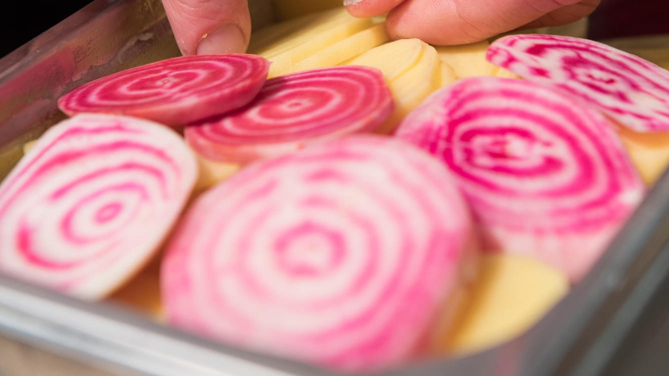 Schichtspeise: Beim Kartoffelgratin mit dreierlei Bete kommt ganz zum Schluss die Chioggia-Bete oben auf das Gericht.