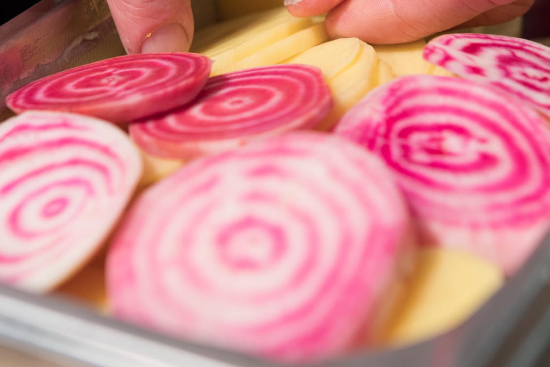 Schichtspeise: Beim Kartoffelgratin mit dreierlei Bete kommt ganz zum Schluss die Chioggia-Bete oben auf das Gericht.