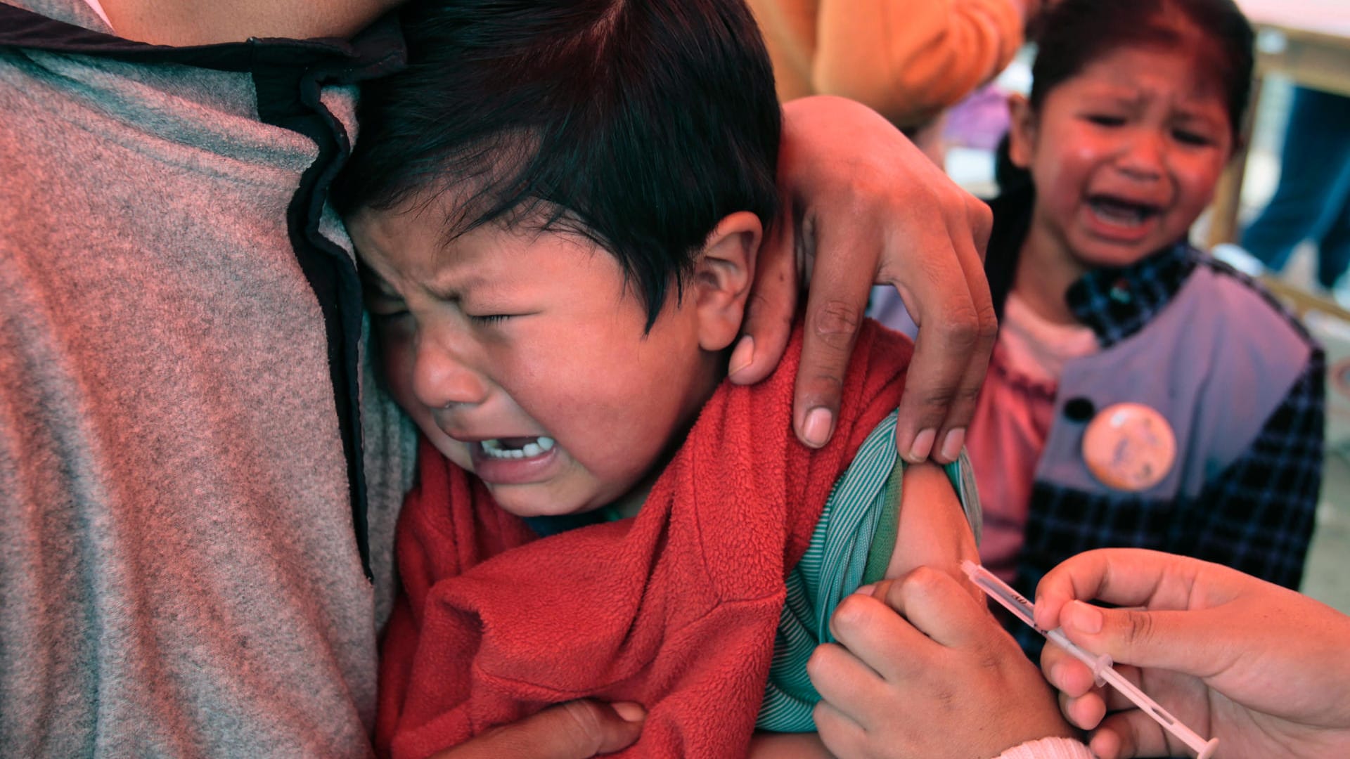 Ein Kind wird geimpft: In Guatemala sollen Eltern nach dem Ausbruch der Masern in nächster Zeit ihre Kinder schützen lassen.