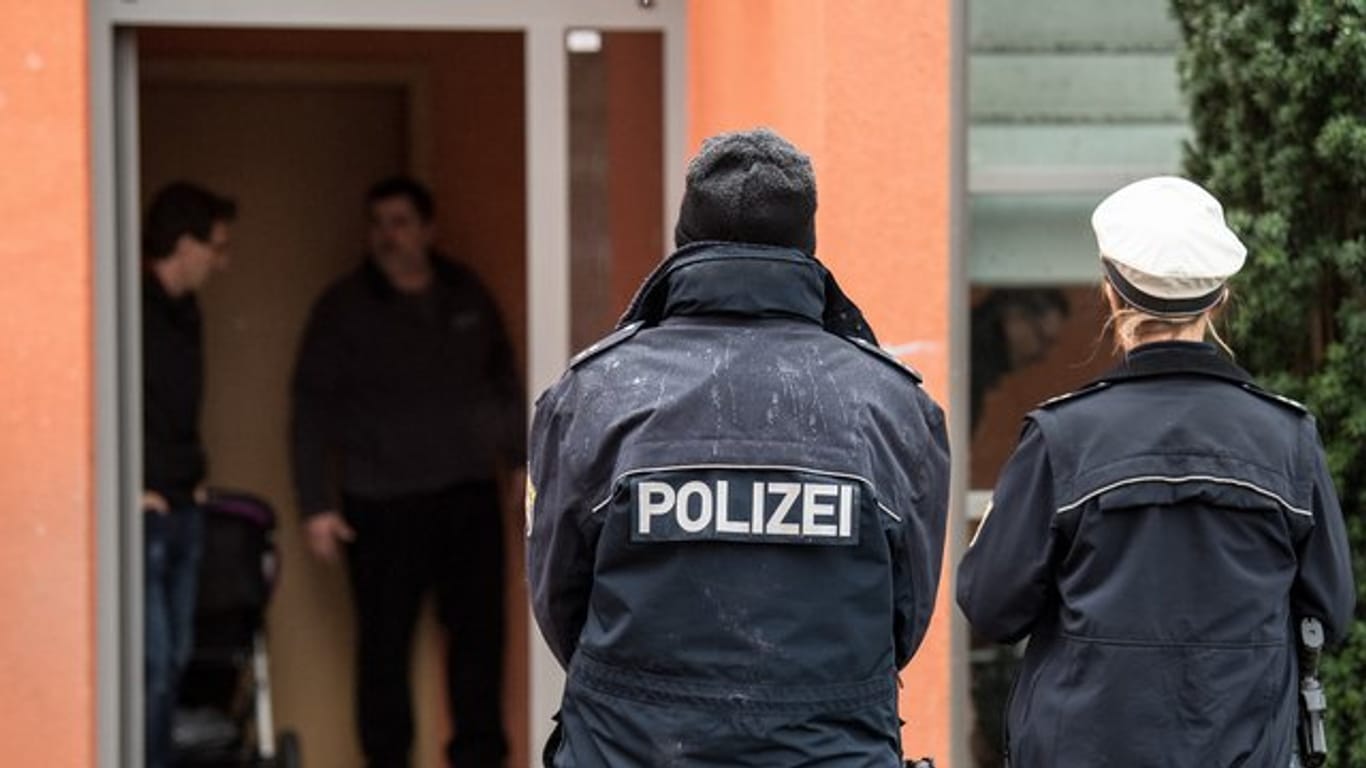 In Darmstadt haben Polizisten einen mit Messern bewaffneten Familienvater an dessen Wohnungstür erschossen.