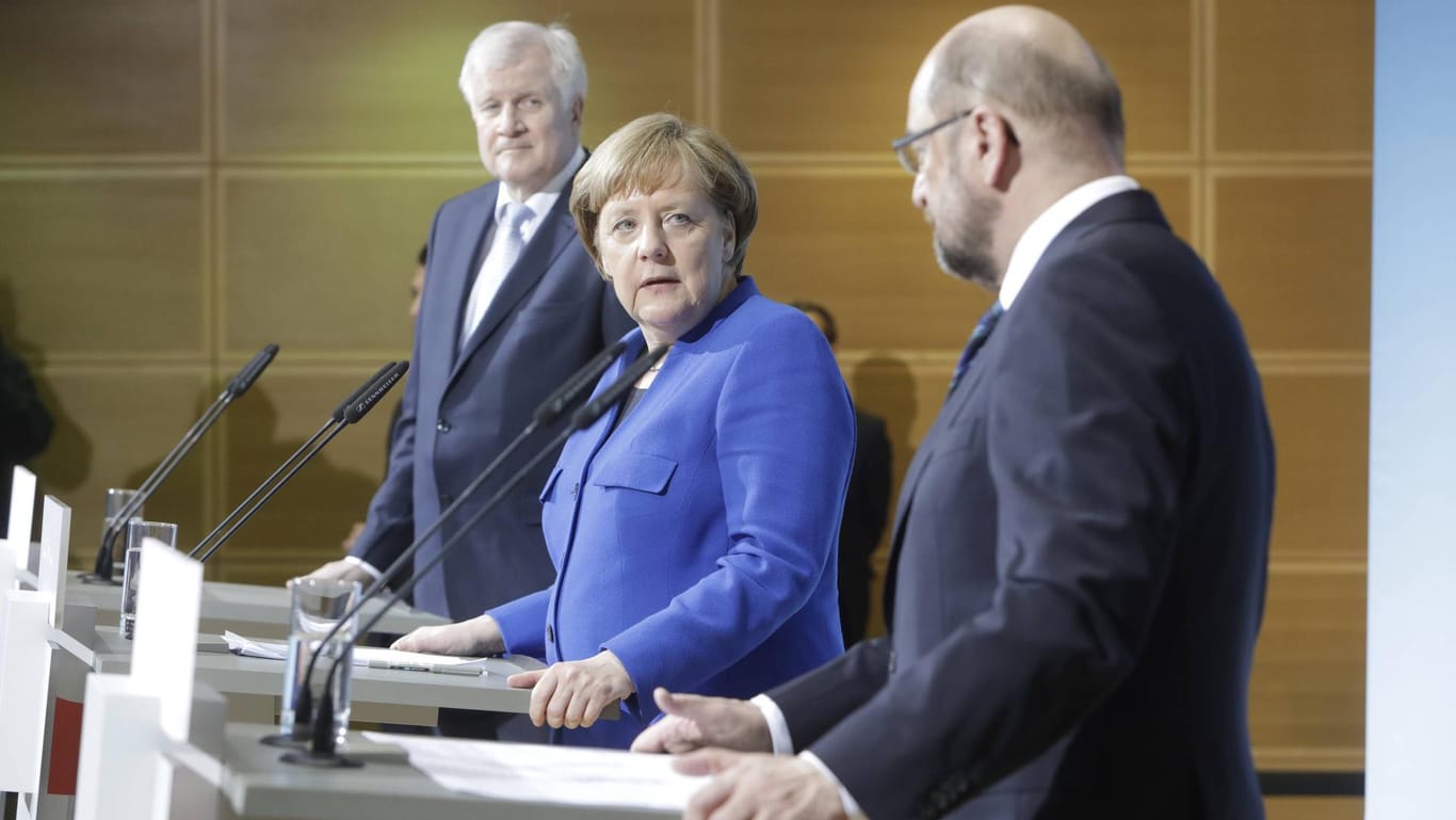 Nachbesserungen beim Sondierungspapier? CSU-Chef Horst Seehofer (l.) und Angela Merkel (CDU) lehnen die Forderung von SPD-Chef Martin Schulz ab.