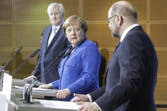 Nachbesserungen beim Sondierungspapier? CSU-Chef Horst Seehofer (l.) und Angela Merkel (CDU) lehnen die Forderung von SPD-Chef Martin Schulz ab.