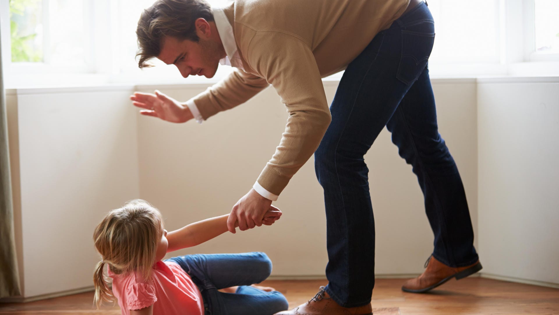 Eine Vater schlägt seine Tochter: Grundsätzlich haben Kinder das Recht auf eine gewaltfreie Erziehung.