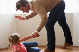 Eine Vater schlägt seine Tochter: Grundsätzlich haben Kinder das Recht auf eine gewaltfreie Erziehung.