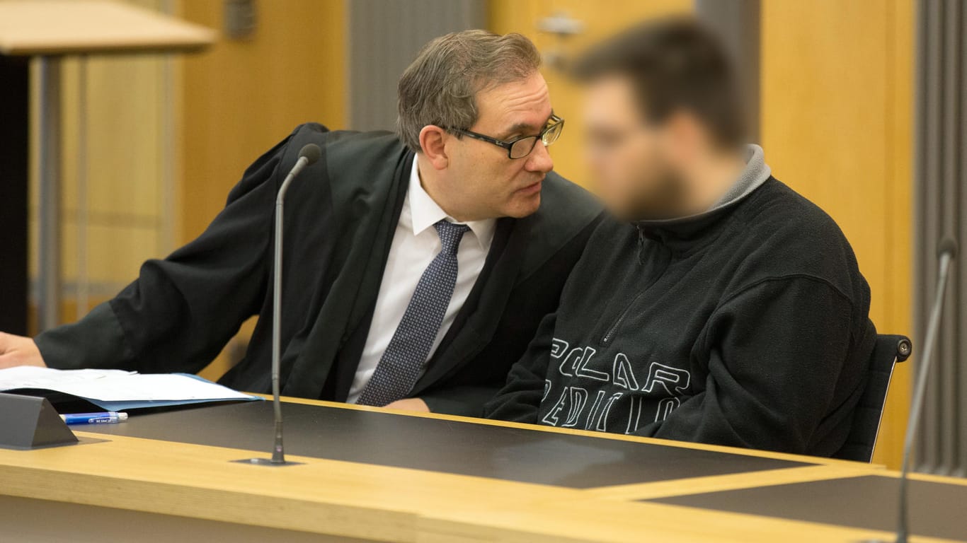 Der Angeklagte berät sich im Landgericht Braunschweig (Niedersachsen) mit seinem Rechtsanwalt Claus Mielke: Der 22-Jährige hat gestanden, ein brennendes Handtuch in eine Flüchtlingsunterkunft geworfen zu haben.