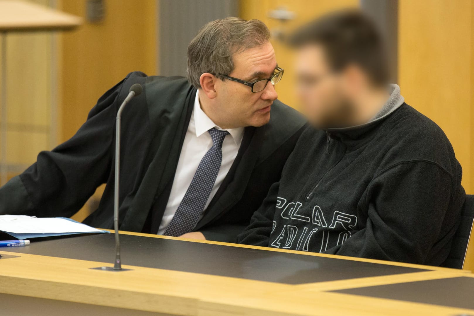 Der Angeklagte berät sich im Landgericht Braunschweig (Niedersachsen) mit seinem Rechtsanwalt Claus Mielke: Der 22-Jährige hat gestanden, ein brennendes Handtuch in eine Flüchtlingsunterkunft geworfen zu haben.