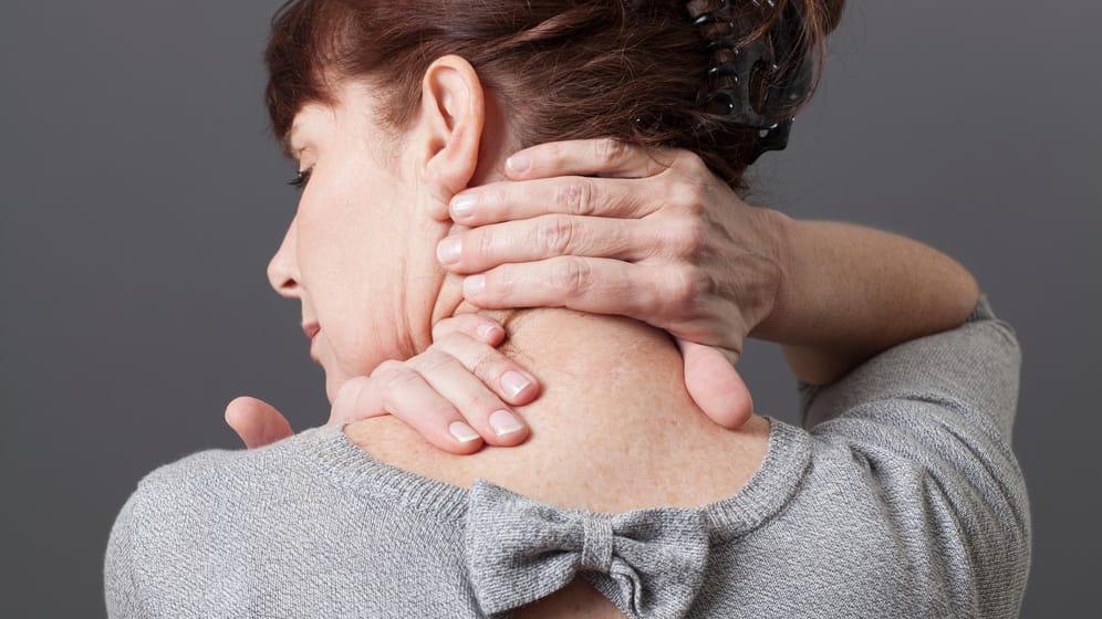 Bei Nackenschmerzen kann schon eine sanfte Selbstmassage zur Lockerung verspannter Muskeln beitragen.