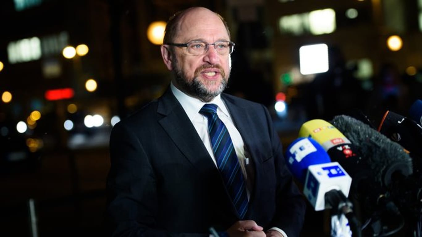 Vor einem Treffen der Parteispitzen in der CDU-Bundesgeschäftsstelle: SPD-Chef Martin Schulz spricht in die Mikrofone der Pressevertreter.