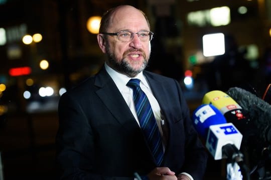 Vor einem Treffen der Parteispitzen in der CDU-Bundesgeschäftsstelle: SPD-Chef Martin Schulz spricht in die Mikrofone der Pressevertreter.