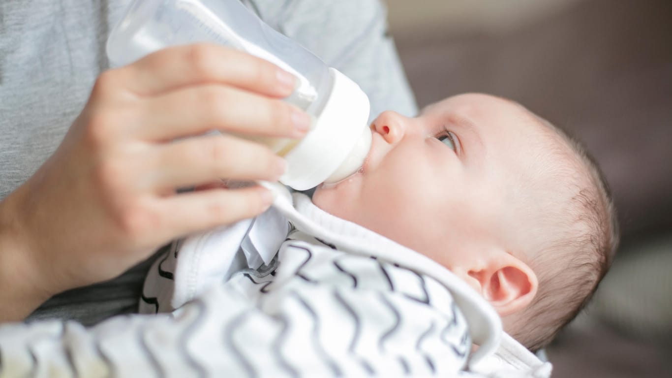 Ein Baby bekommt die Flasche: Babymilchprodukte von Lactalis wurden weltweit zurückgerufen.