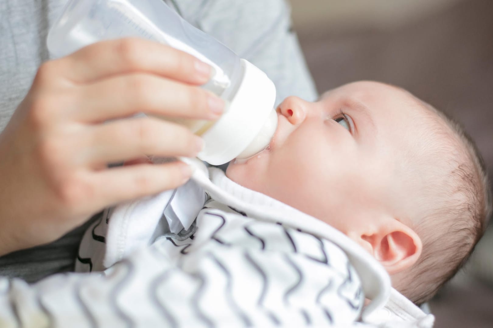 Ein Baby bekommt die Flasche: Babymilchprodukte von Lactalis wurden weltweit zurückgerufen.