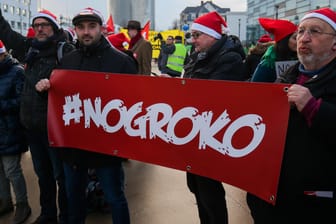 "Nogroko"-Protest vor dem SPD-Parteitag in Bonn: Eine neuerliche schwarz-rote Koalition steht noch vor einigen Hürden.