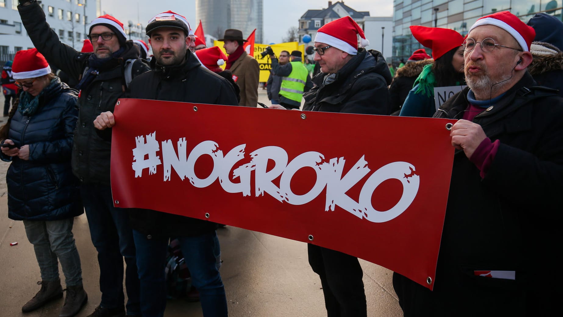 "Nogroko"-Protest vor dem SPD-Parteitag in Bonn: Eine neuerliche schwarz-rote Koalition steht noch vor einigen Hürden. "Nogroko"-Protest vor dem SPD-Parteitag in Bonn: Eine neuerliche schwarz-rote Koalition steht noch vor einigen Hürden.