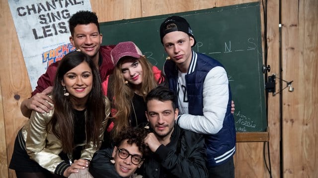 Die Darsteller Susanne Studentkowski (als Zeynep, hinten l-r), Anthony Kirby (als Burak), Rebekka Corcodel (als Chantal), Lukas Sandmann (als Danger), Robin Cadet (als Jerome, vorne l-r) und Max Hemmersdorfer (als Zeki Müller) in München.