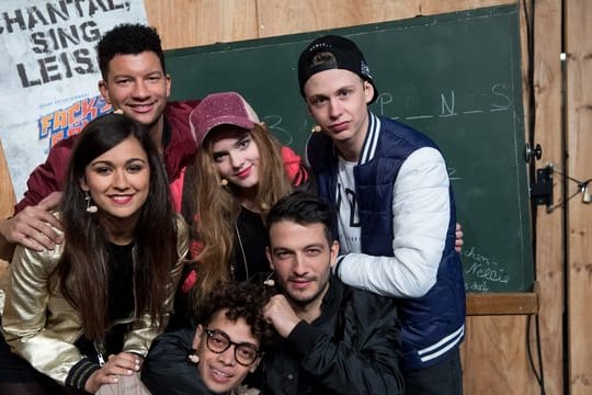 Die Darsteller Susanne Studentkowski (als Zeynep, hinten l-r), Anthony Kirby (als Burak), Rebekka Corcodel (als Chantal), Lukas Sandmann (als Danger), Robin Cadet (als Jerome, vorne l-r) und Max Hemmersdorfer (als Zeki Müller) in München.