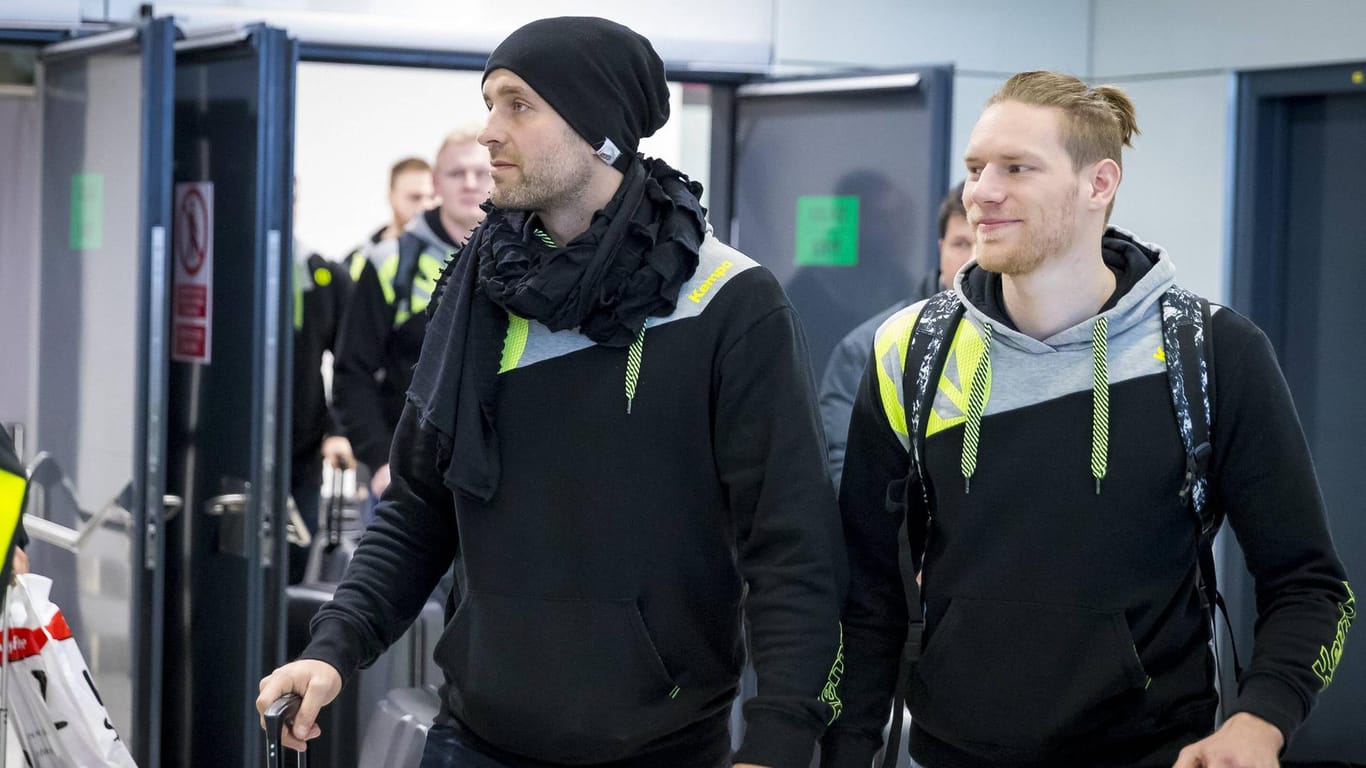 Silvio Heinevetter und Tobias Reichmann bei der Ankunft in Zagreb: Im Video verraten die beiden Leistungsträger Geheimnisse rund um das DHB-Team.