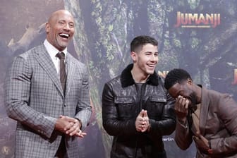 Dwayne Johnson (l-r), Nick Jonas und Kevin Hart amüsieren sich bei der "Jumanji"-Premiere in Berlin.