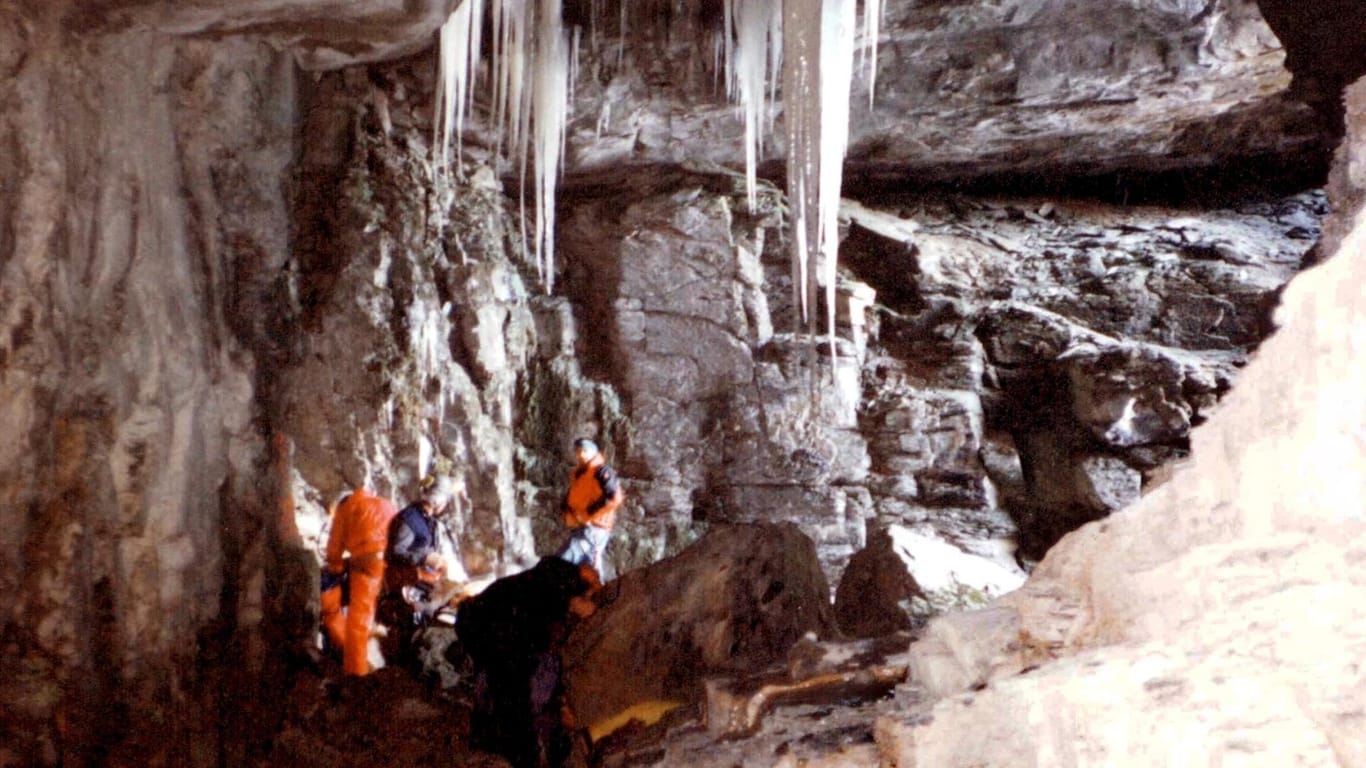 Ein Blick in die Tropfsteinhöhle Hölloch im Muotathal (Schweiz): Seit Sonntag ist eine Touristengruppe hier wegen eines Wassereinbruchs eingeschlossen. (Archivbild)