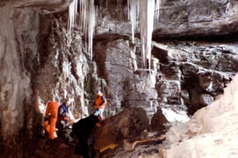 Ein Blick in die Tropfsteinhöhle Hölloch im Muotathal (Schweiz): Seit Sonntag ist eine Touristengruppe hier wegen eines Wassereinbruchs eingeschlossen. (Archivbild)
