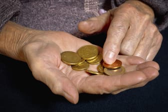 Alte Frau zählt Münzen: Die Grundrente soll bedürftige Rentner unterstützen.