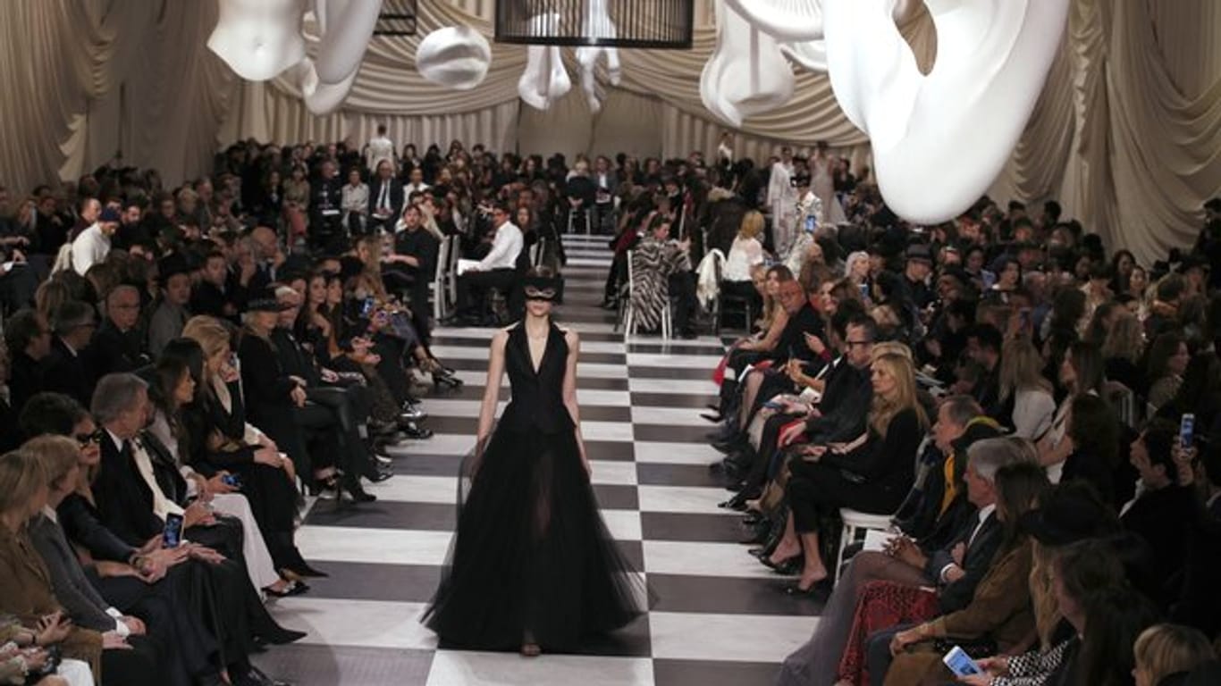 Dior lud ein in eine schwarz-weiße Parallelwelt.