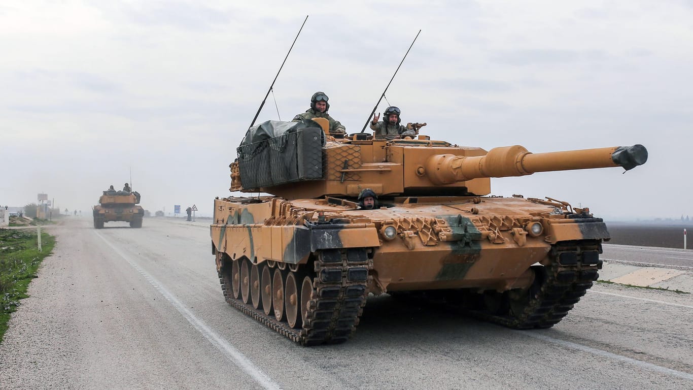 Türkische Panzer auf dem Weg zur syrischen Grenze. Die Türkei soll bei ihrer Militär-Offensive auch deutsche Panzer einsetzen.