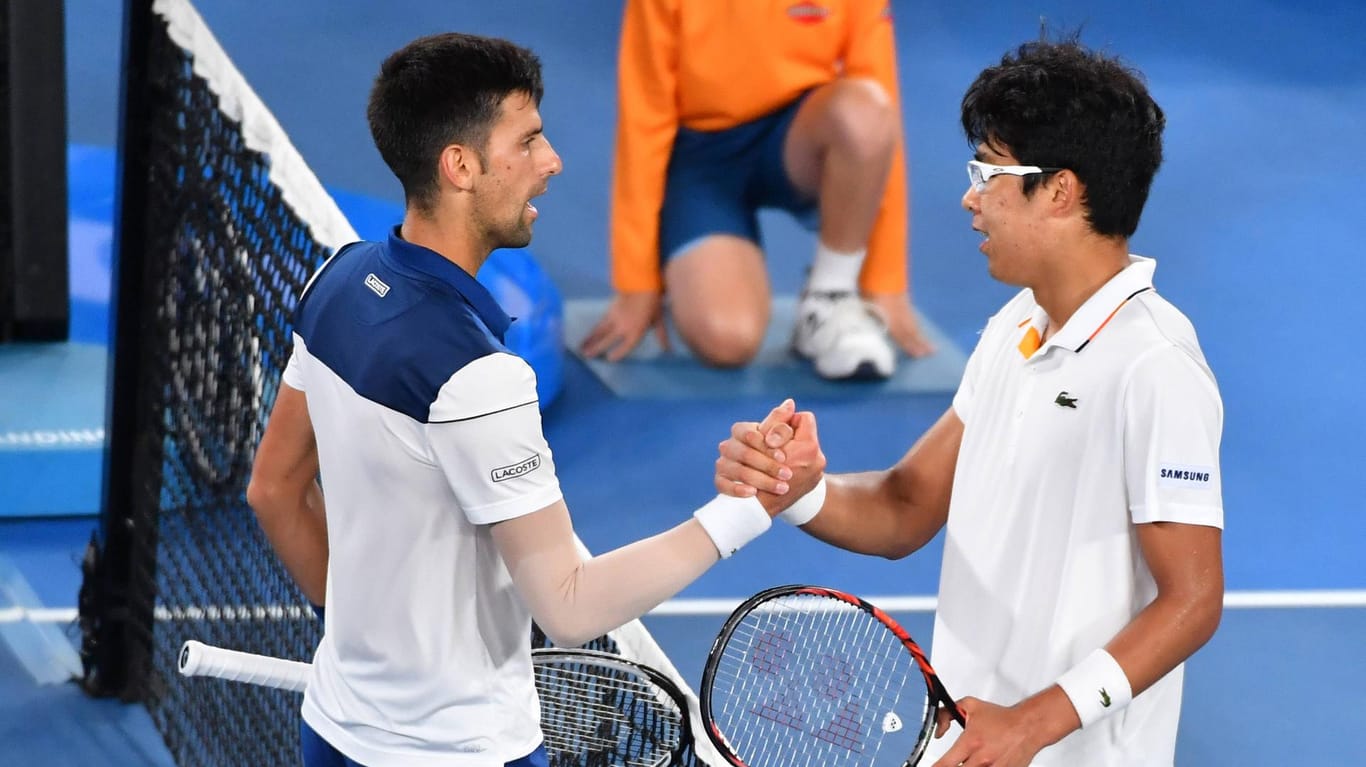 Novak Djokovic (l.) gratuliert Chung Hyeon zum Sieg: Der Südkoreaner bezwang zuvor Alexander Zverev.
