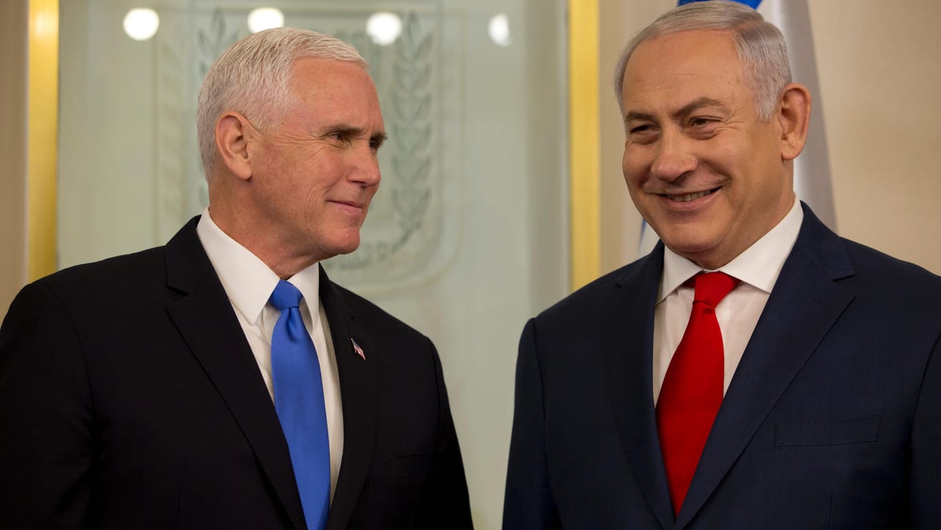 US-Vizepräsident Mike Pence (l.) und der israelische Ministerpräsident Benjamin Netanyahu am Montag in Jerusalem: Palästinenserführer kritisieren die Jerusalem-Entscheidung der US-Regierung scharf.