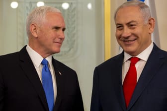 US-Vizepräsident Mike Pence (l.) und der israelische Ministerpräsident Benjamin Netanyahu am Montag in Jerusalem: Palästinenserführer kritisieren die Jerusalem-Entscheidung der US-Regierung scharf.