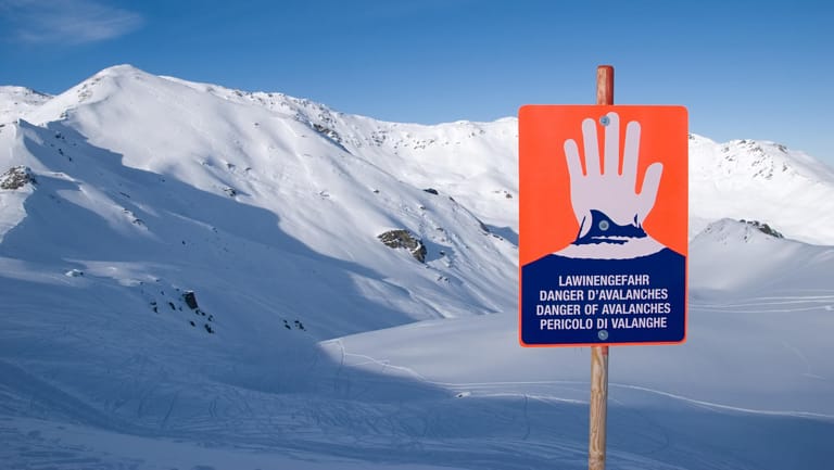 Ein Warnschild im Schnee: Viele Skigebiete sind derzeit gesperrt, weil Lawinengefahr besteht.