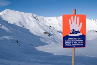 Ein Warnschild im Schnee: Viele Skigebiete sind derzeit gesperrt, weil Lawinengefahr besteht.