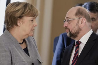 Angela Merkel und Martin Schulz: Der SPD-Chef will in den Koalitionsverhandlungen einige Nachbesserungen des Sondierungspapiers.