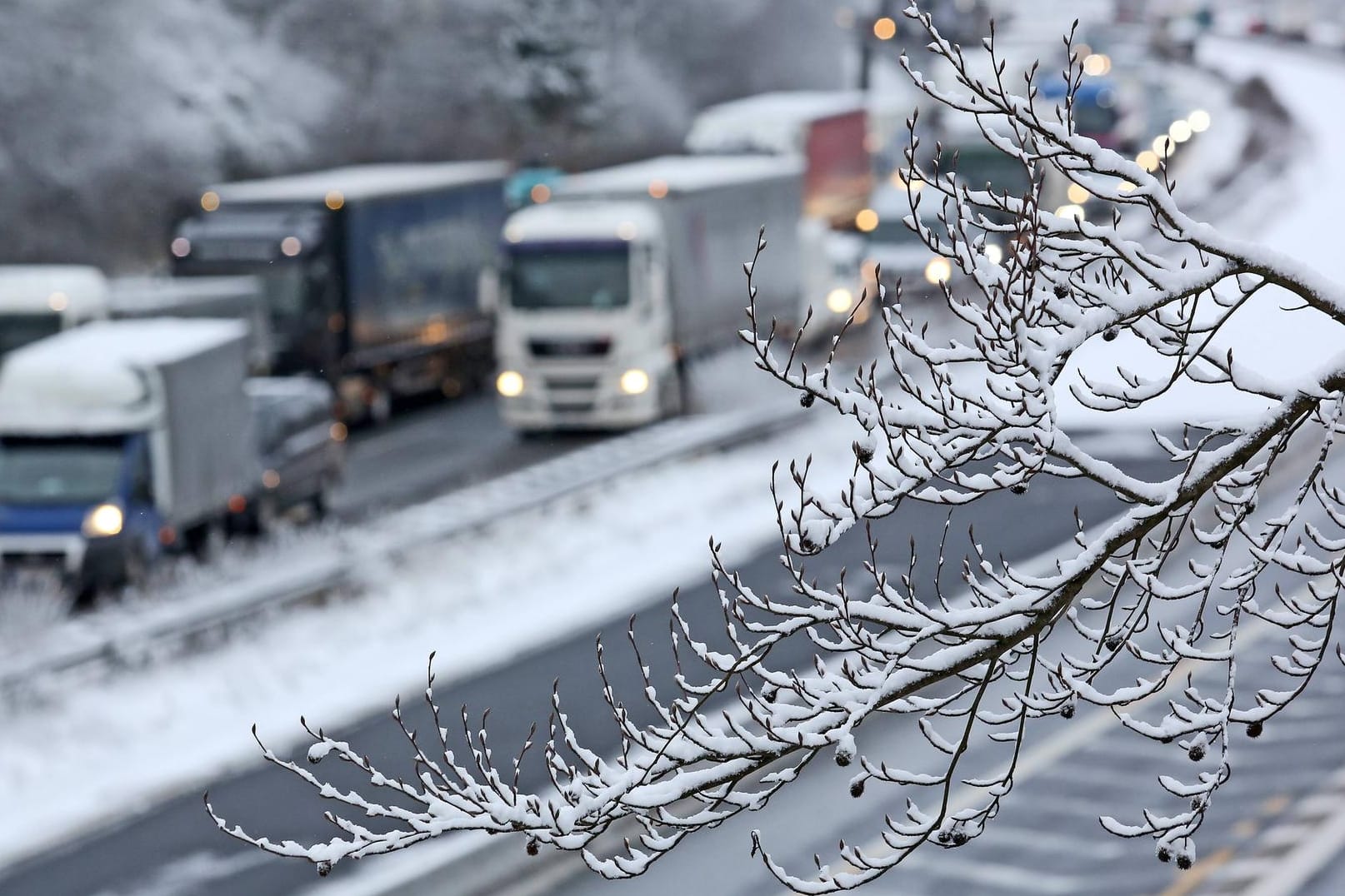 Stauprognose: Die Wege in die Alpen und in die Mittelgebirge dürften sich wie in den Vorwochen füllen. Dorthin zieht es die Wintersportler.