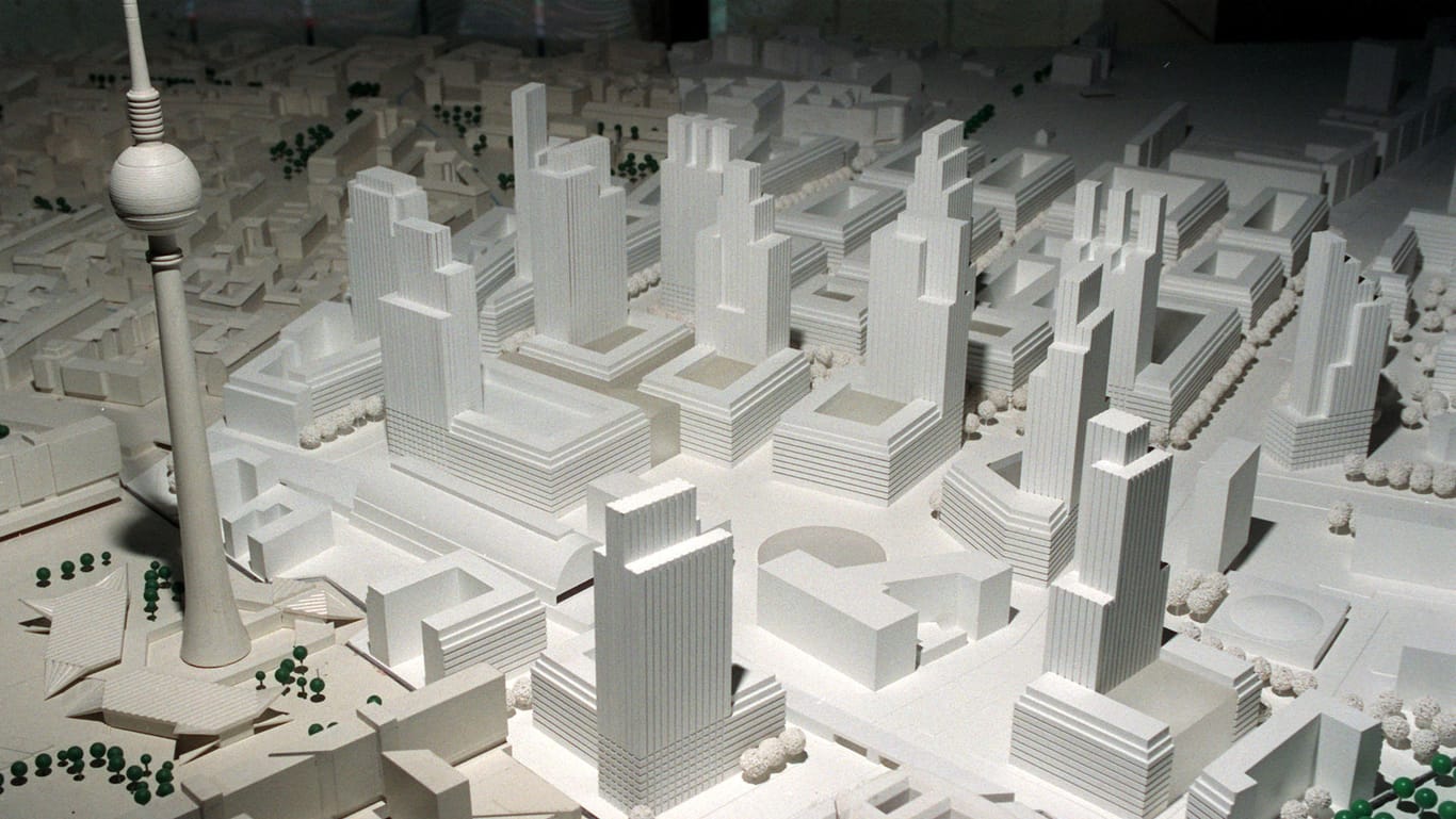 Das Foto eines Modells zeigt den Entwurf des Architekten Hans Kollhoff für die Neugestaltung des Alexanderplatzes von 1993: Er plante noch mit 13 neuen Hochhäuser.