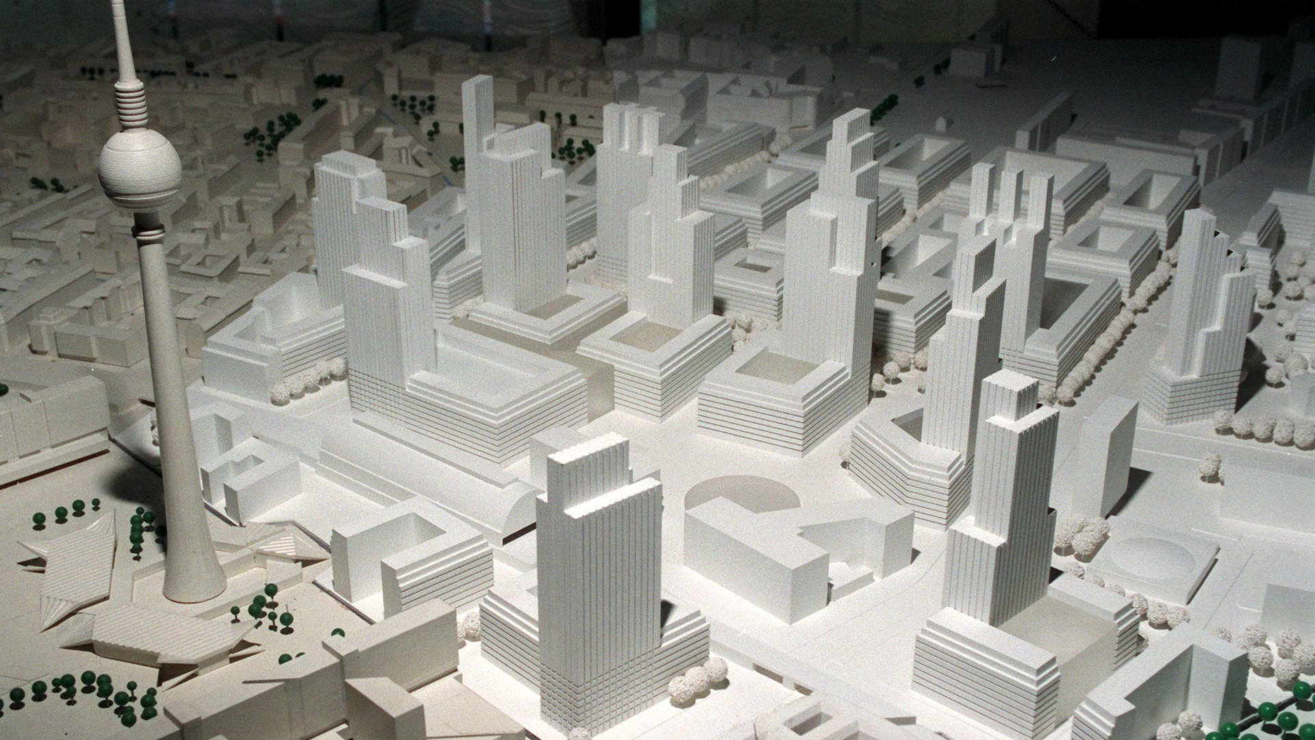 Das Foto eines Modells zeigt den Entwurf des Architekten Hans Kollhoff für die Neugestaltung des Alexanderplatzes von 1993: Er plante noch mit 13 neuen Hochhäuser. Das Foto eines Modells zeigt den Entwurf des Architekten Hans Kollhoff für die Neugestaltung des Alexanderplatzes von 1993: Er plante noch mit 13 neuen Hochhäuser.
