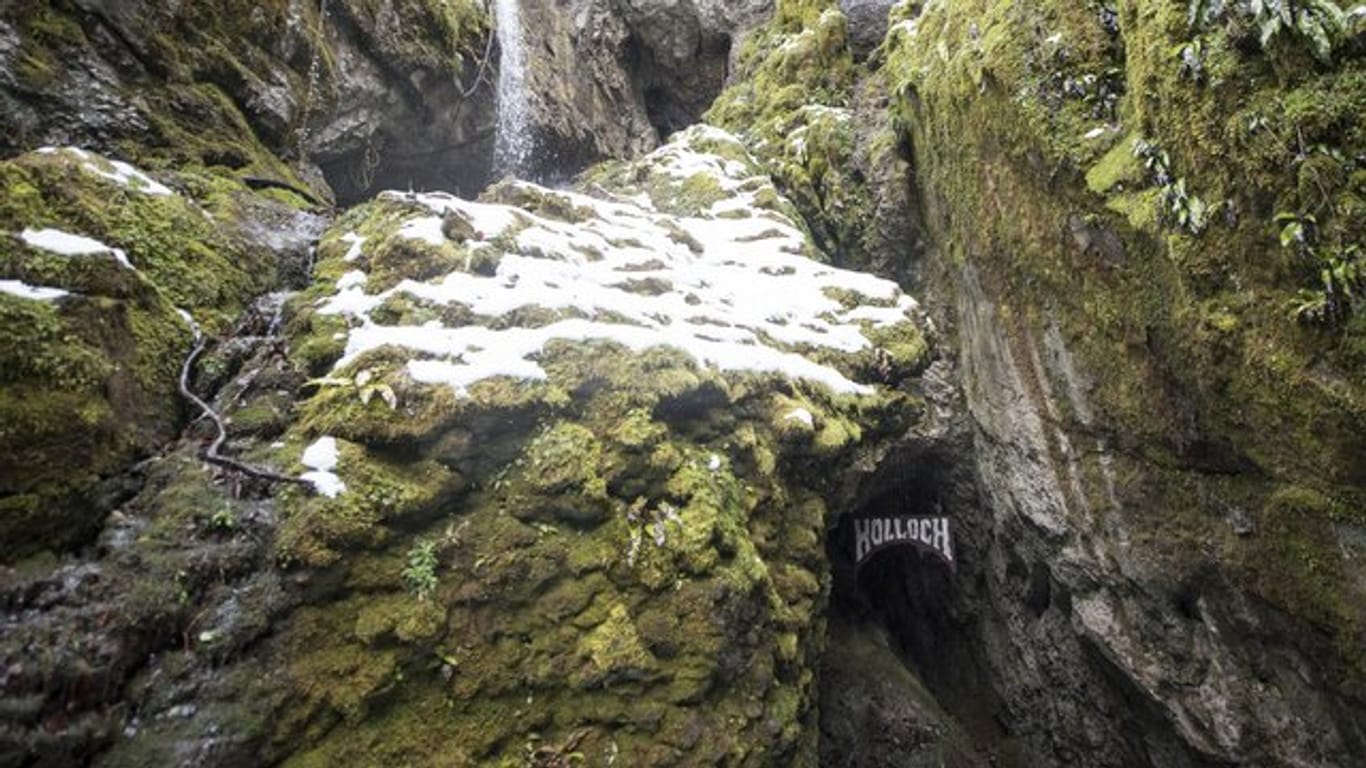 Ein Bergbach fließt neben dem Eingang zu der Höhle Hölloch.