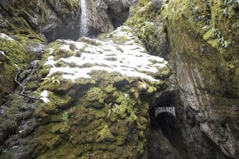 Ein Bergbach fließt neben dem Eingang zu der Höhle Hölloch.