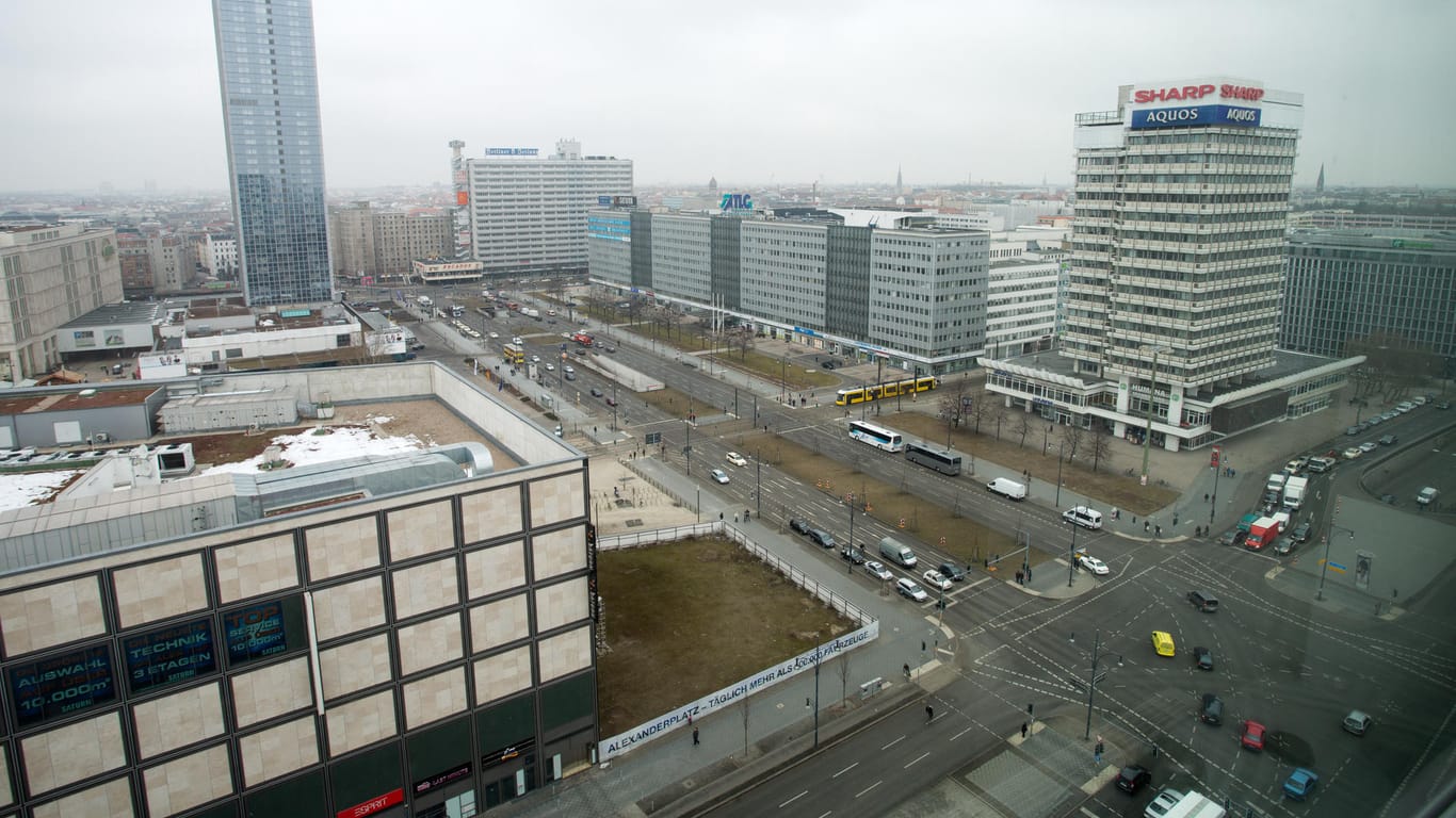 Blick auf den Alexanderplatz: Auf der freien Fläche vor dem Elektronikmarkt soll ein 150 Meter hohes Hochhaus errichtet werden.