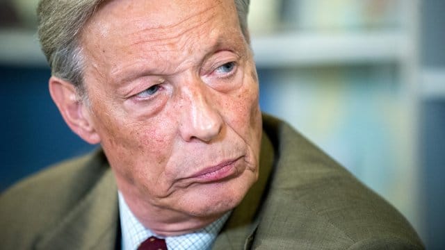 Der bisherige niedersächsische AfD-Landesvorsitzende Paul Hampel geht gegen die Entmachtung des Landesvorstandes vor.
