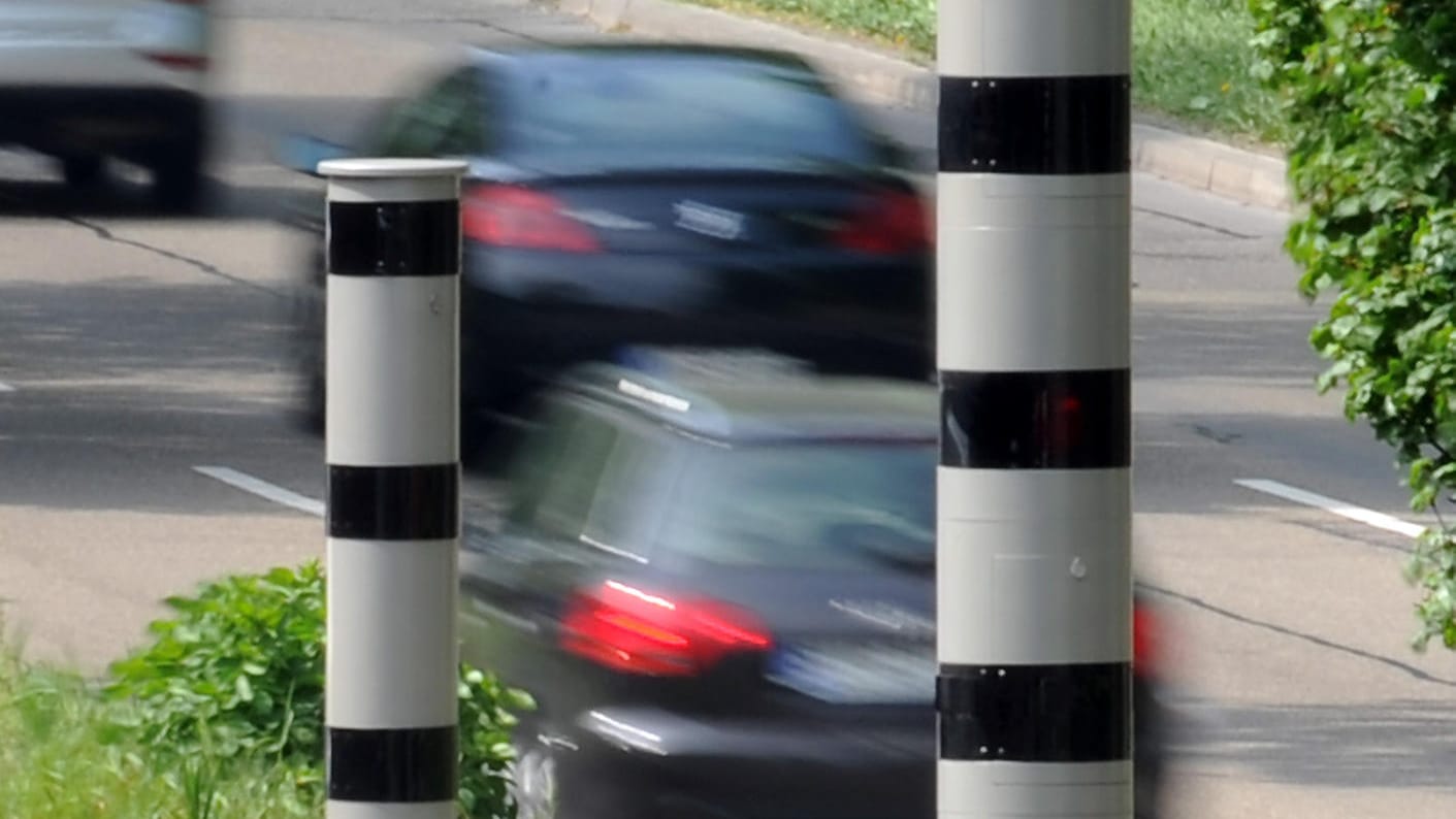 Radarfallen auf deutschen Autobahnen: Nun wurde ein Fahrer mit 250 km/h geblitzt, der sich eine Verfolungsjagd mit der Polizei leistete (Symbolbild). Radarfallen auf deutschen Autobahnen: Nun wurde ein Fahrer mit 250 km/h geblitzt, der sich eine Verfolungsjagd mit der Polizei leistete (Symbolbild).