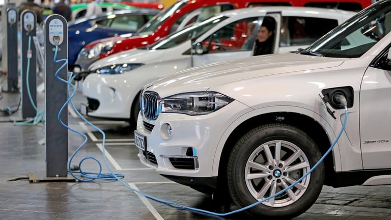 Ein BMW X5 als Plug-in-Hybrid mit eDrive auf einer Konferenz zu Elektromobilität in Leipzig: Laut einer Studie gefährden die Stromer die Energieversorgung.