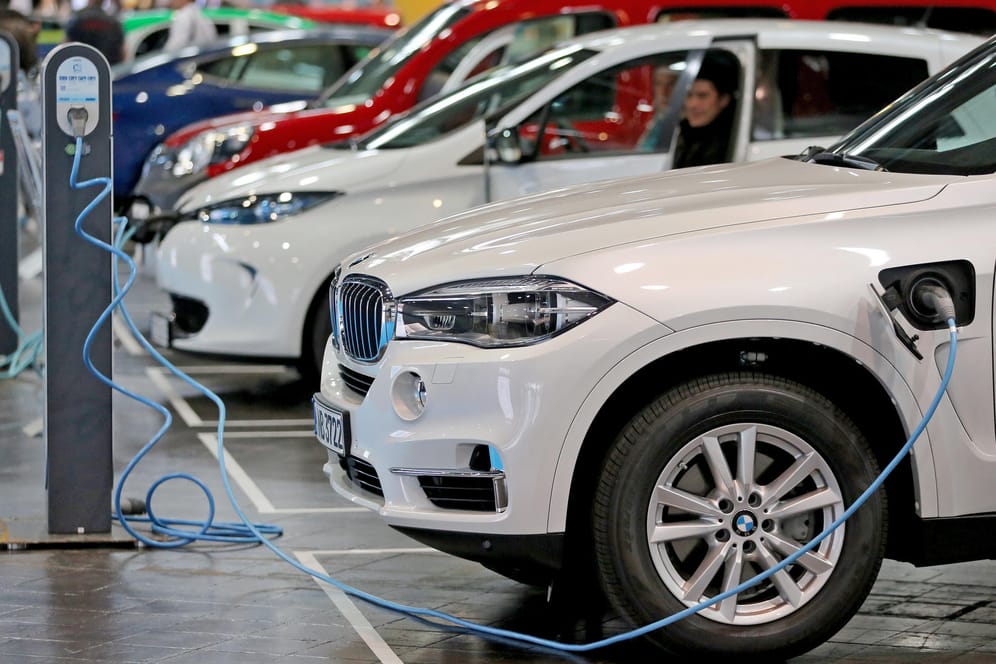Ein BMW X5 als Plug-in-Hybrid mit eDrive auf einer Konferenz zu Elektromobilität in Leipzig: Laut einer Studie gefährden die Stromer die Energieversorgung.